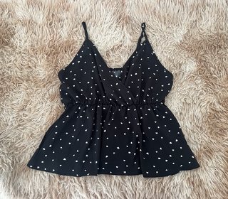 Top negro de tirantes con corazones blancos