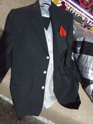 Traje de chaqueta hombre negro con pañuelo rojo
