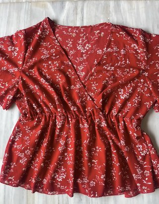 camiseta blusa roja peplum estampado floral