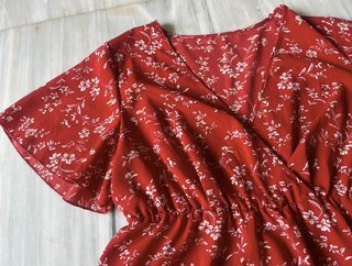 camiseta blusa roja peplum estampado floral