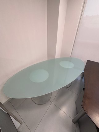 Mesa ovalada cristal y metal