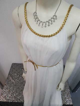 Vestido romano blanco y dorado