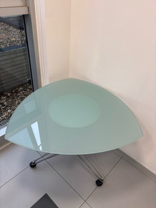 Mesa auxiliar cristal triangular