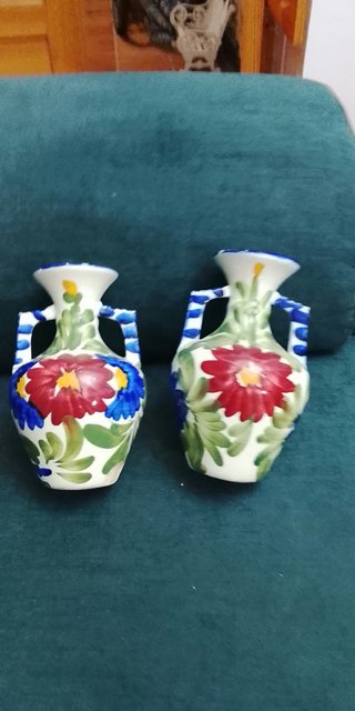 Coppia di vasi in ceramica sivigliana