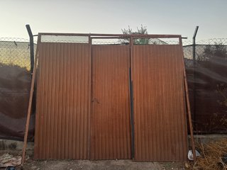 Puerta de cochera o nave metálica