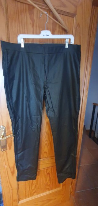 Pantalón de cuero negro