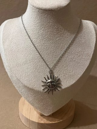 Collar con Colgante de Sol Plateado