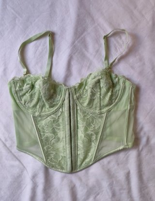 Corsé de encaje verde claro