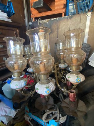 Lampadario antico con dettagli floreali
