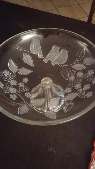 Vassoio in vetro con decoro a rilievo