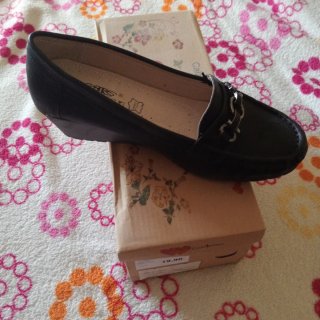 Zapato negro de vestir con cadena