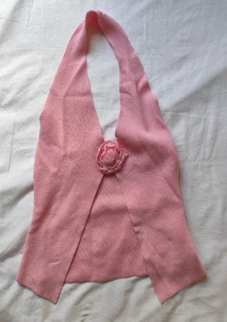 Top rosa con detalle de flor