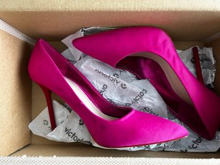 Zapatos de tacón rosa fucsia