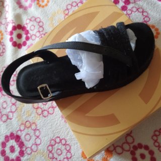 Sandalias negras con tira ajustable