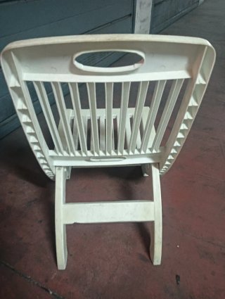 Silla plegable blanca de plástico