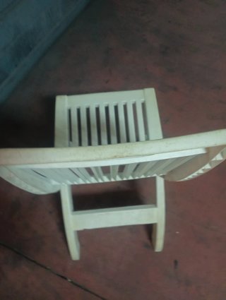 Silla plegable blanca de plástico