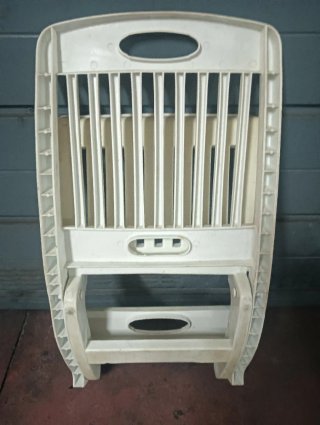 Silla plegable blanca de plástico
