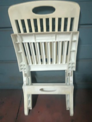 Silla plegable blanca de plástico