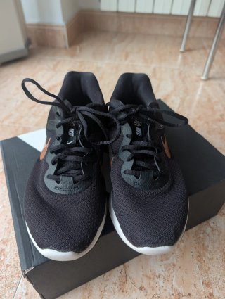Nike Revolution 6 Mujer Negro/Dorado Talla [Talla]