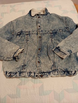 Cazadora vaquera desgastada