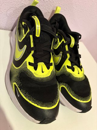 Zapatillas Nike Negras y Amarillas.