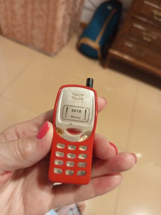 Mechero con forma de teléfono móvil antiguo
