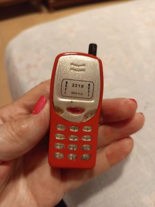 Mechero con forma de teléfono móvil antiguo