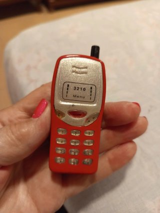 Mechero con forma de teléfono móvil antiguo