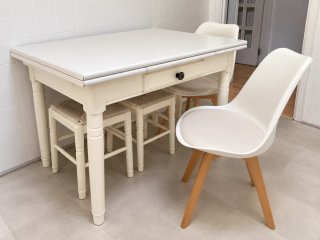Mesa de comedor extensible con sillas y banquetas.