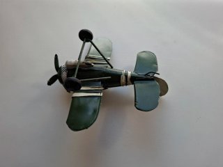 Avión militar de juguete