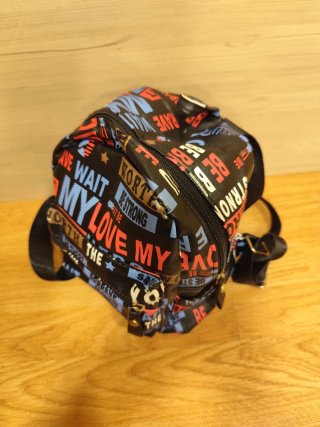 Mini Mochila Urbana Negra con Estampado