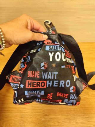 Mini Mochila Urbana Negra con Estampado
