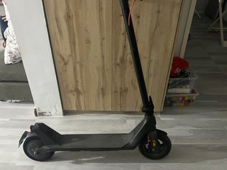 Patinete eléctrico negro