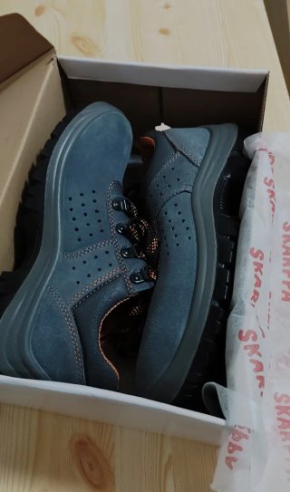 Zapatos de seguridad azules grises y naranjas.