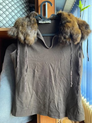 Camiseta Rinascimento con cuello de pelo