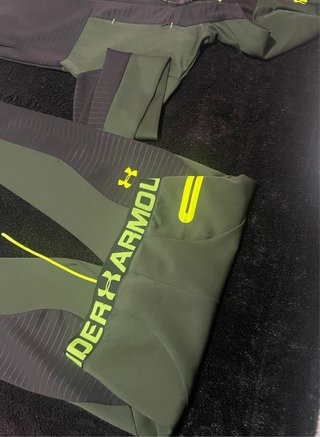 Conjunto deportivo Under Armour verde y negro.