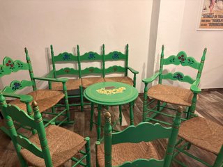 Mesa y sillas sevillanas