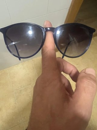 Gafas de sol mujer Carrera negras y grises.