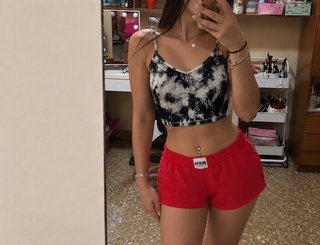 Top Tie-Dye y Shorts Rojos
