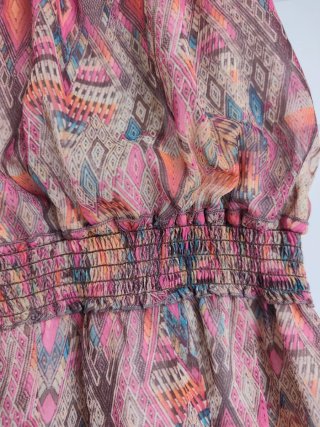 Vestido corto boho en tonos cálidos