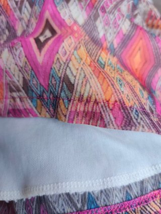 Vestido corto boho en tonos cálidos