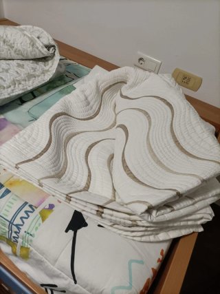 Colcha con diseño de ondas.