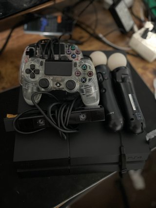 PS4 (PlayStation 4) con 2 mandos y accesorios