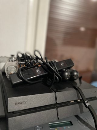 PS4 (PlayStation 4) con 2 mandos y accesorios