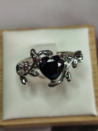 Anillo con Corazón y Motivos Vegetales