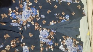 Vestido floral azul oscuro con volantes