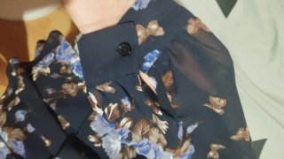 Vestido floral azul oscuro con volantes