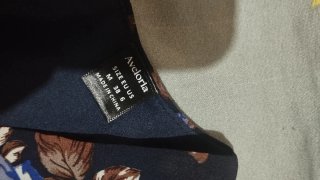 Vestido floral azul oscuro con volantes