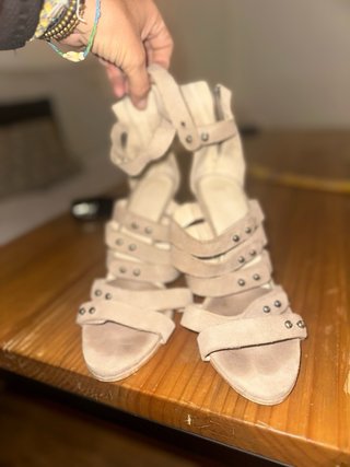 Sandalias de cuña Zara beige