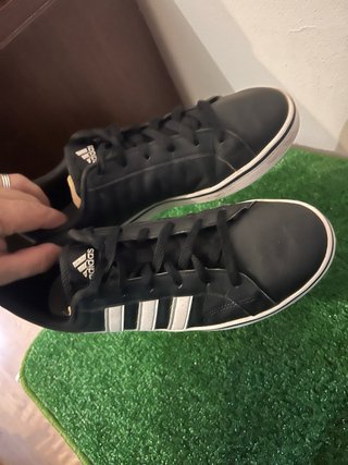 Zapatillas Adidas Negras y Blancas T 40